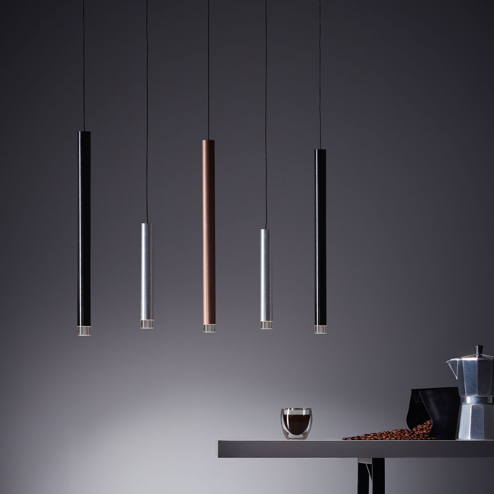 Moderne Hängelampe mit fünf zylindrischen LED-Leuchten in verschiedenen Farben, seitliche Perspektive.