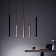 Moderne Hängelampe mit fünf zylindrischen LED-Leuchten in verschiedenen Farben, seitliche Perspektive.