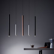 Moderne Hängelampe mit fünf zylindrischen LED-Leuchten in verschiedenen Farben, seitliche Perspektive.