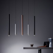 Moderne hanglamp met vijf cilindervormige ledlampen in verschillende kleuren, gezien vanaf de zijkant.