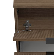 Nahaufnahme eines geöffneten Waschbeckenunterschranks mit Holzmaserung und sichtbarem Scharnier.