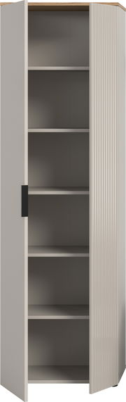 Garderobenschrank mit offenen Türen, fünf Regalböden und einer Holzoberfläche, Frontalansicht.