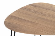 Nahaufnahme eines Beistelltisches mit einer Tischplatte in Holzoptik und schwarzen Metallbeinen, von oben betrachtet.