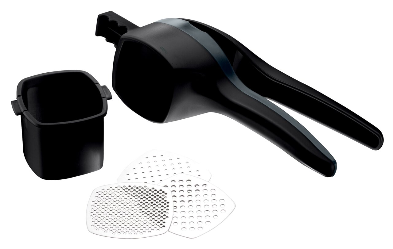 Kartoffel- und Spätzlepresse mit zwei schwarzen Griffen, einem abnehmbaren Behälter und drei austauschbaren Lochscheiben, seitliche Perspektive.