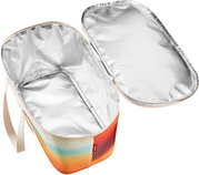 Geöffnete, isolierte Kühltasche mit silberner Thermo-Innenauskleidung, Reißverschlussdeckel und Tragegurt, in schräger Draufsicht