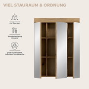 Offener Kleiderschrank in Holzoptik mit drei weißen Türen und mehreren Fächern, frontal aus leicht schräger Perspektive dargestellt; Hinweisgrafiken zu viel Stauraum, inklusiver Wandbefestigung und individueller Kombinierbarkeit.