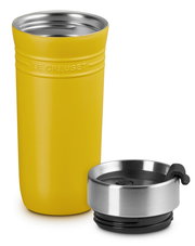 Gelber Thermobecher 350ml Nectar von Le Creuset mit abgenommenem Deckel, seitliche Perspektive