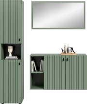 Grünes Sideboard und hoher Schrank mit vertikaler Lamellenoptik, offenen Regalfächern und schwarzen Griffen, frontale Ansicht.