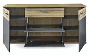 Frontale Ansicht eines modernen Sideboards mit offenen Türen und Schubladen, Holzoptik und grauen Elementen.