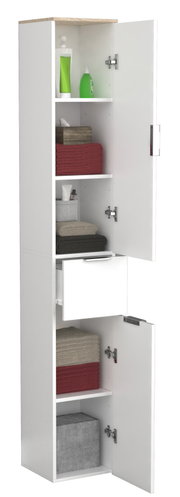 Hoher weißer Bad-Hochschrank mit Holzoptik-Abdeckung, geöffneten Türen und Schublade, mit Regalfächern für Handtücher und Pflegeprodukte, perspektivisch in leichter Frontansicht von schräg rechts