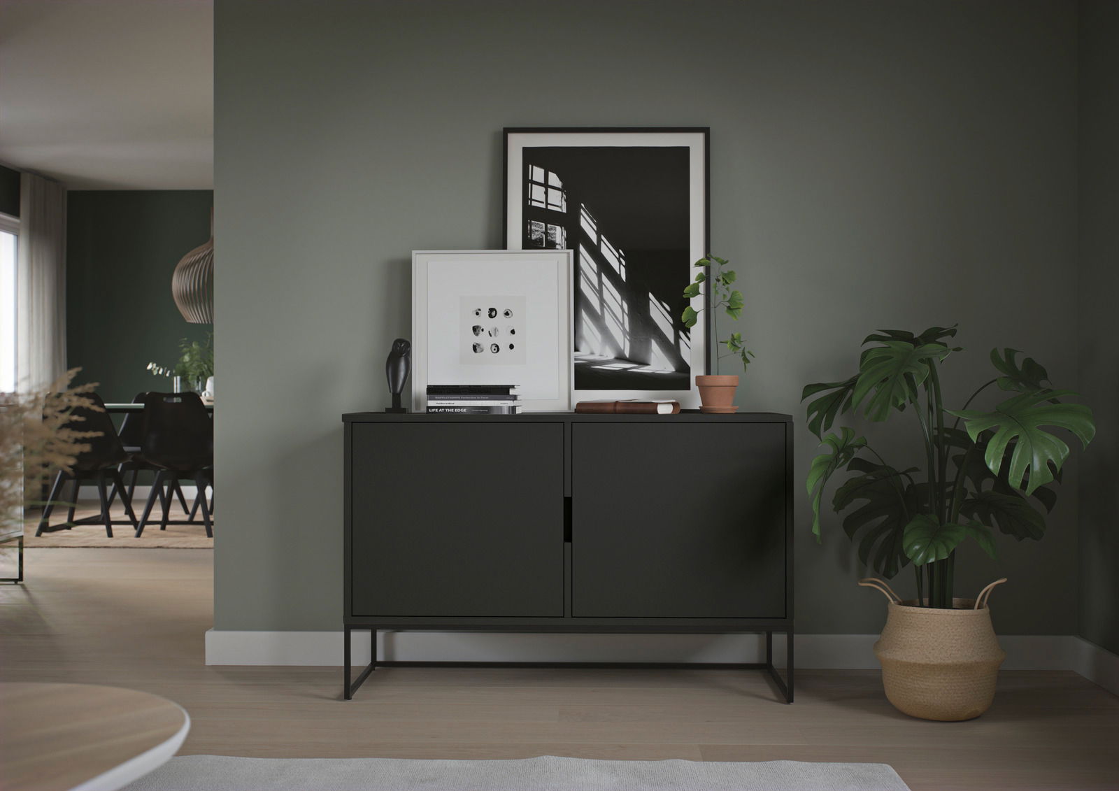 Modernes Sideboard in dunklem Design, frontal fotografiert, dekoriert mit Kunstwerken, Büchern und Pflanzen, in einem stilvollen Wohnzimmer.