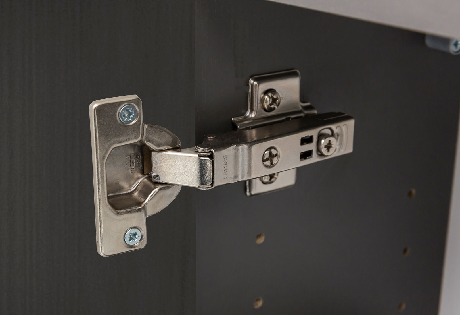 Nahaufnahme eines Scharniers an einem Spiegelschrank, seitliche Perspektive