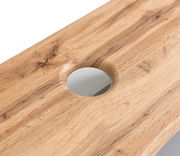 Nahaufnahme eines Waschtisch-Sets aus Holz mit einem runden Ausschnitt, aus der Vogelperspektive betrachtet.