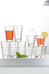 Becherset Wave 12-tlg. aus Glas, frontal fotografiert, mit Getränken und Zitronenscheibe dekoriert.