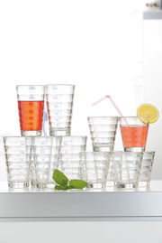 Becherset Wave 12-tlg. aus Glas, frontal fotografiert, mit Getränken und Zitronenscheibe dekoriert.