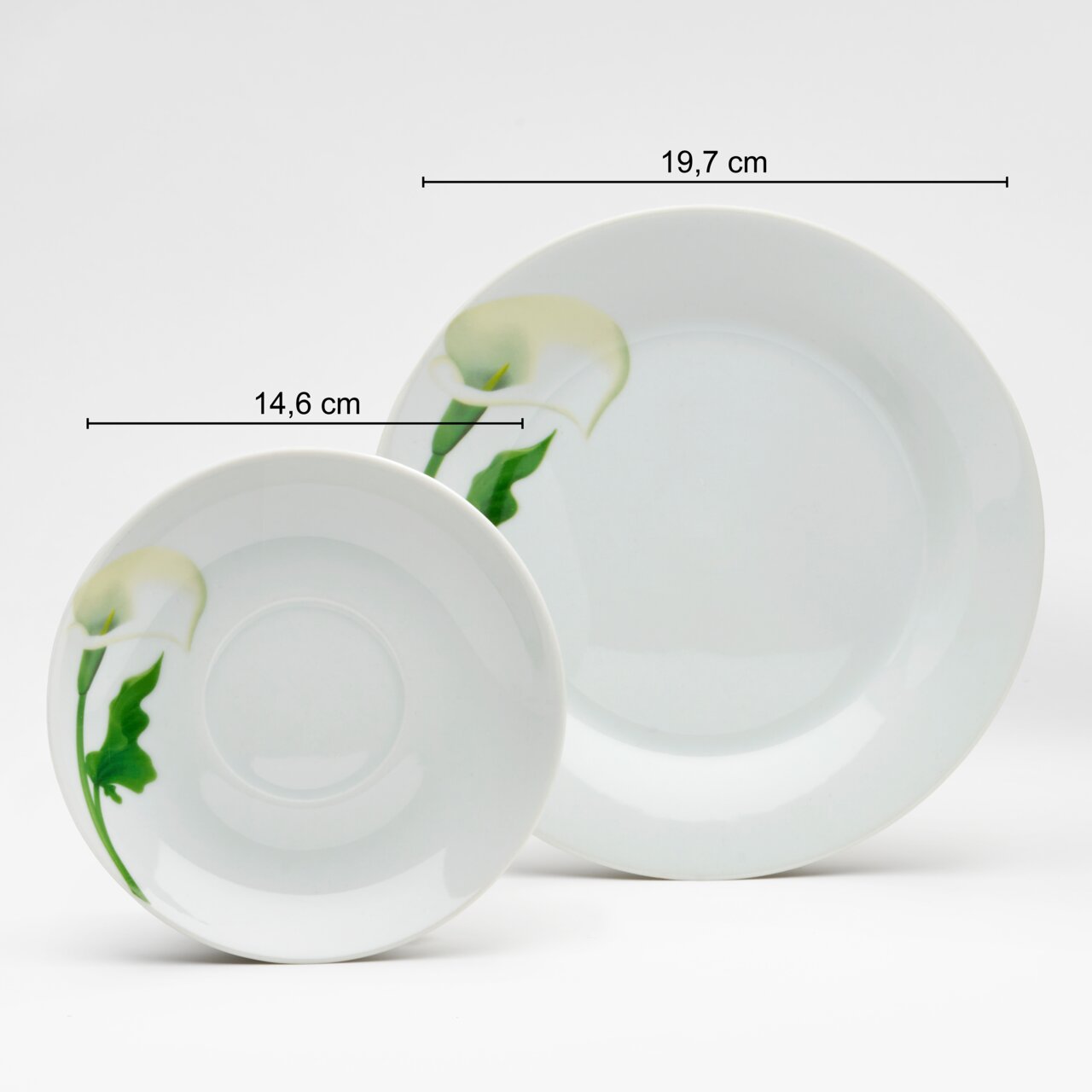 Zwei weiße Porzellan-Untertassen mit Calla-Blütenmotiv, Draufsicht/leicht von oben, Durchmesser ca. 19,7 cm und 14,6 cm