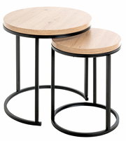 Zwei runde Beistelltische im Set, mit Holzoberfläche und schwarzem Metallgestell, seitliche Perspektive