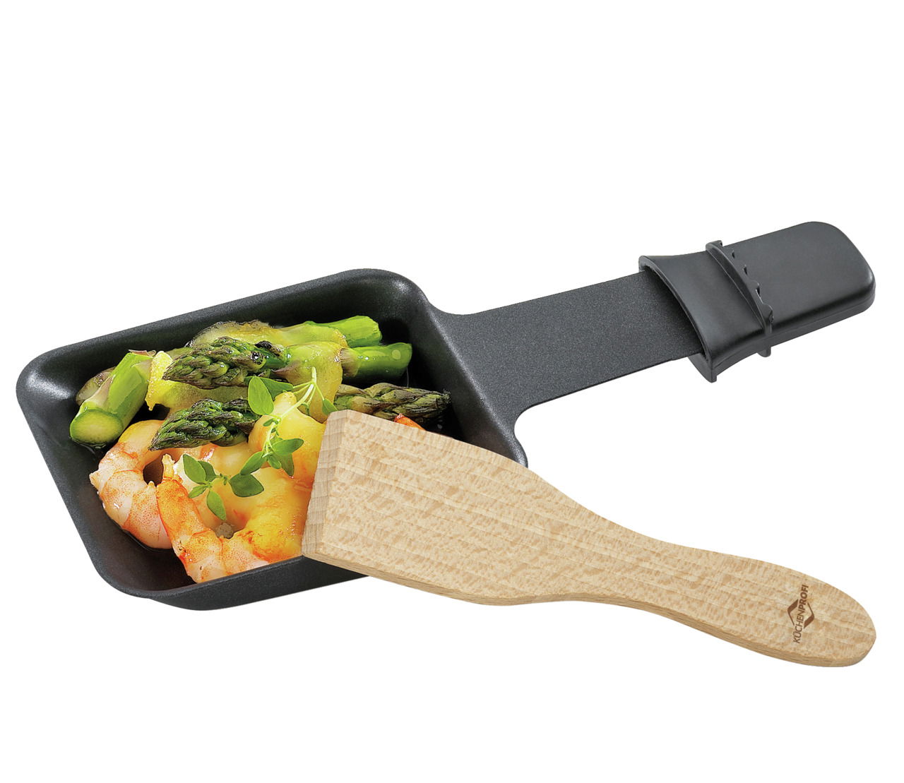 Raclette-Pfännchen mit Holzschaber, gefüllt mit Spargel und Garnelen, aus der Vogelperspektive.