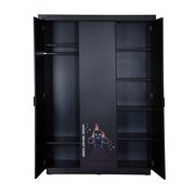 Geöffneter schwarzer Kleiderschrank mit drei Türen, mittlere Tür mit futuristischem Design, Innenansicht mit Regalen und Kleiderstange, frontale Perspektive