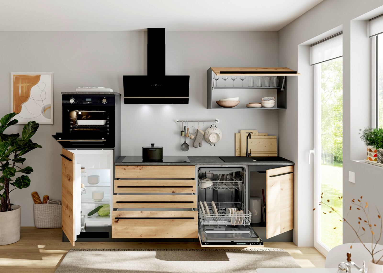 Moderne Einbauküche in Holzoptik mit schwarzer Arbeitsplatte, offenem Backofen, geöffnetem Kühlschrank und ausziehbarer Spülmaschine, Wandhaube und Hängeschrank – Frontalansicht auf die Küchenzeile
