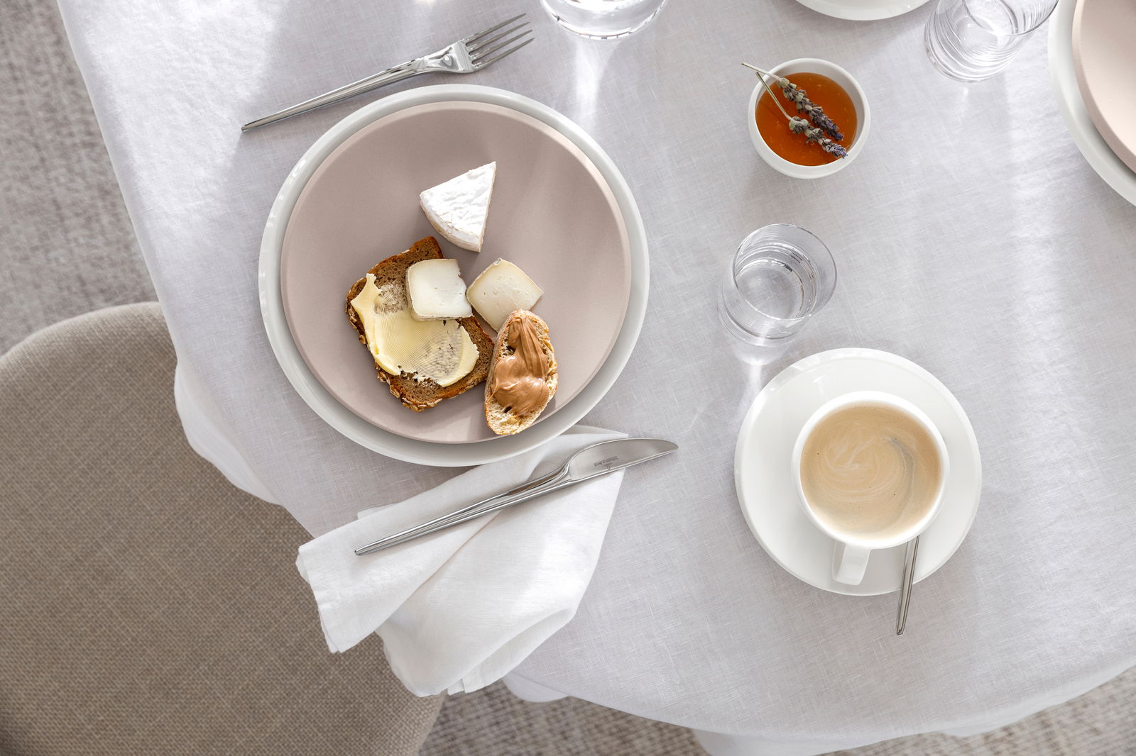 Frühstücksteller NewMoon 24cm mit Käse und Brot, von oben fotografiert auf einem gedeckten Tisch.