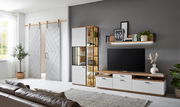 Moderne Wohnzimmer-Wandkombination mit TV-Schrank, Vitrine und Regal in Holz- und Weißtönen, seitliche Perspektive