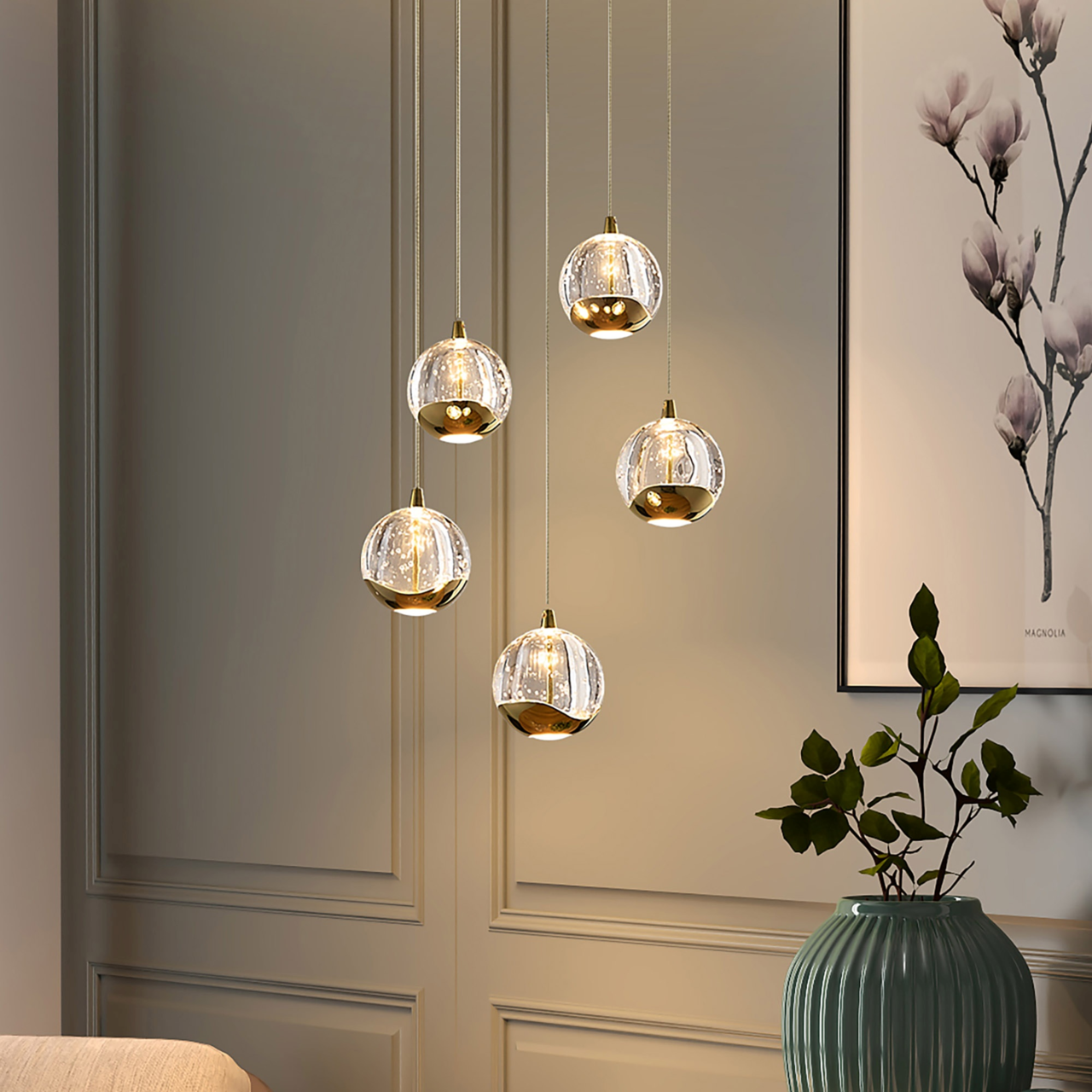 Dieter Knoll LED-Hängeleuchte Moderne LED-Hängeleuchte mit fünf kugelförmigen, goldenen und gläsernen Lampenschirmen, von der Seite betrachtet.