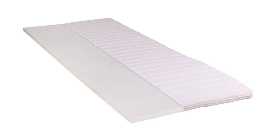 Intro Kaltschaumtopper Kaltschaumtopper in seitlicher Perspektive, halb mit weißem Bezug bedeckt