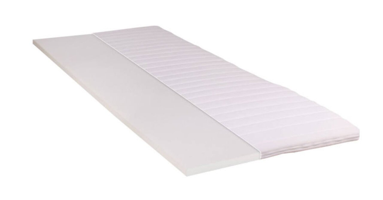 Intro Kaltschaumtopper Kaltschaumtopper in seitlicher Perspektive, halb mit weißem Bezug bedeckt