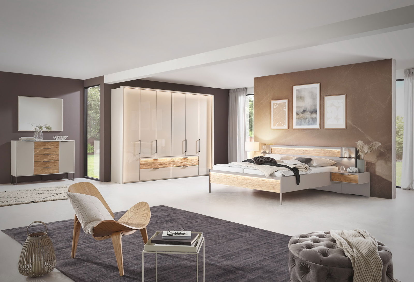 Modernes Schlafzimmer mit Futonbett in Holzoptik, seitliche Perspektive, umgeben von stilvollen Möbeln und Dekorationen.