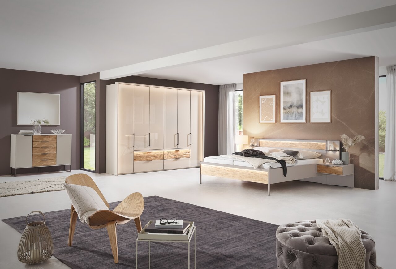 Modernes Schlafzimmer mit Futonbett in Holzoptik, seitliche Perspektive, umgeben von stilvollen Möbeln und Dekorationen.