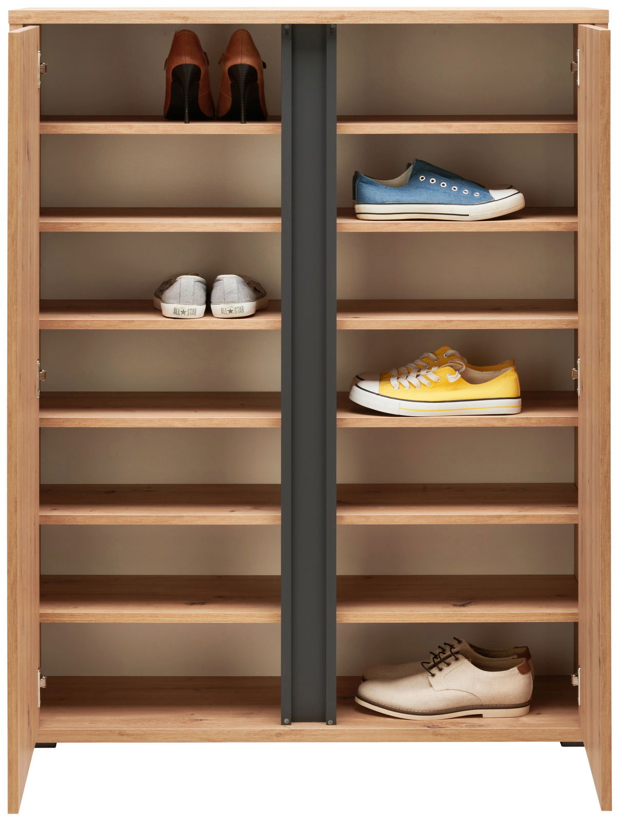 Schuhschrank aus Holz mit mehreren Regalböden, gefüllt mit verschiedenen Schuhen, aus frontaler Perspektive.