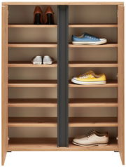 Schuhschrank aus Holz mit mehreren Regalböden, gefüllt mit verschiedenen Schuhen, aus frontaler Perspektive.