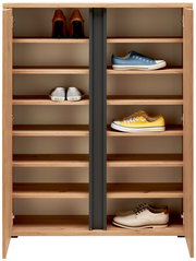 Schuhschrank aus Holz mit mehreren Regalböden, gefüllt mit verschiedenen Schuhen, aus frontaler Perspektive.