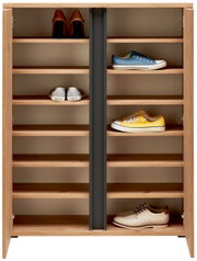 Schuhschrank aus Holz mit mehreren Regalböden, gefüllt mit verschiedenen Schuhen, aus frontaler Perspektive.