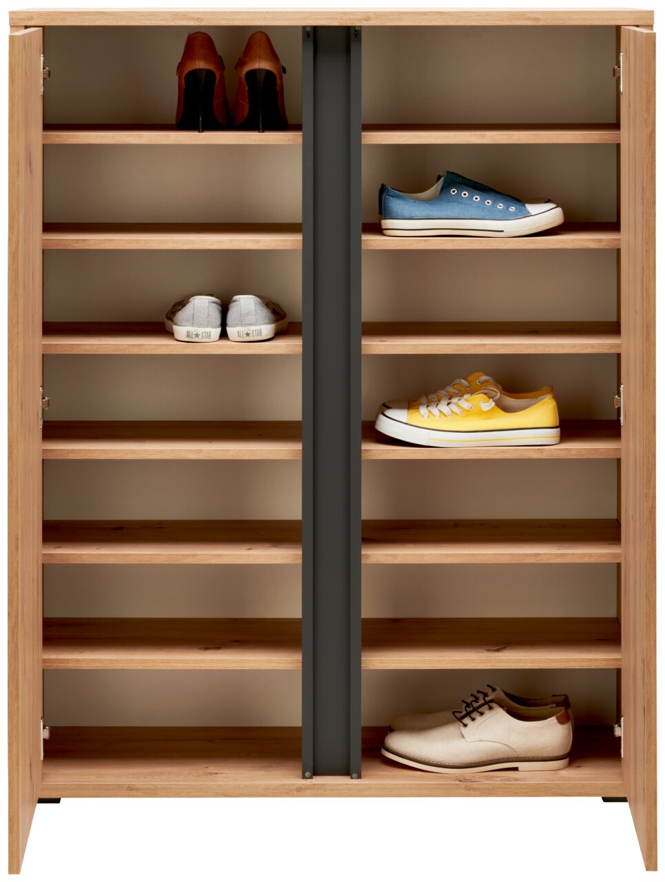 Houten schoenenkast met meerdere planken, gevuld met verschillende schoenen, gezien van voren.