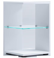 Weißes Möbelregal/Schrankdetail mit transparentem Glasboden und Metallhaltern, Ansicht frontal mit leichtem Blick von oben auf das Eckregal