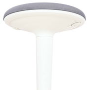 Moderner Sitzhocker mit weißem Standfuß und grauer Sitzfläche, Ansicht von unten