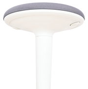 Moderner Sitzhocker mit weißem Standfuß und grauer Sitzfläche, Ansicht von unten