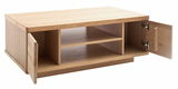 Holz-Couchtisch mit zwei offenen Türen und Regalfächern, Perspektive von vorne rechts