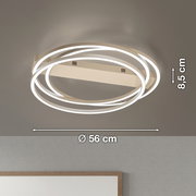 Moderne LED-Deckenleuchte in Weiß mit drei leuchtenden, ineinander verschlungenen Ringen, Ø 56 cm und Höhe 8,5 cm, Ansicht schräg von unten an der Decke montiert
