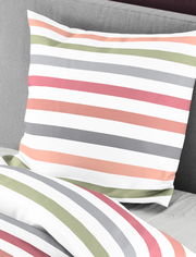 Bettwäsche mit bunten Streifen in Pastellfarben, Perspektive von schräg oben