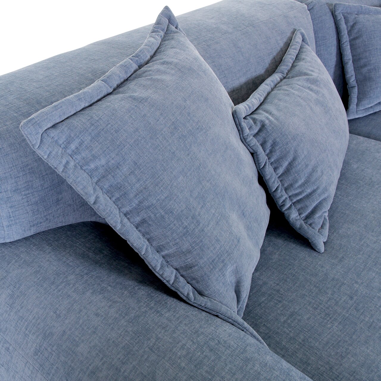 Nahaufnahme eines blauen Ecksofas PONTO mit weichen Kissen, Perspektive von oben.