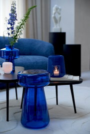 Blauwe glazen schaal in een moderne woonkamer, zijaanzicht