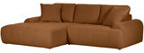 Braunes Ecksofa mit drei Rückenkissen, Perspektive von vorne links