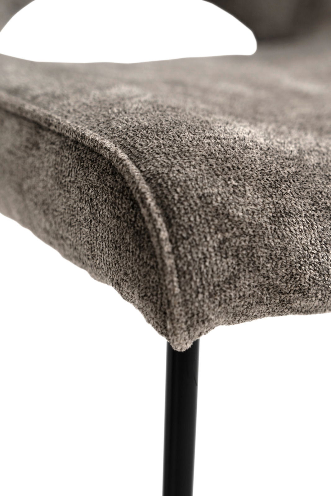 Nahaufnahme eines Stuhls mit grauem Stoffbezug und schwarzem Metallbein, seitliche Perspektive