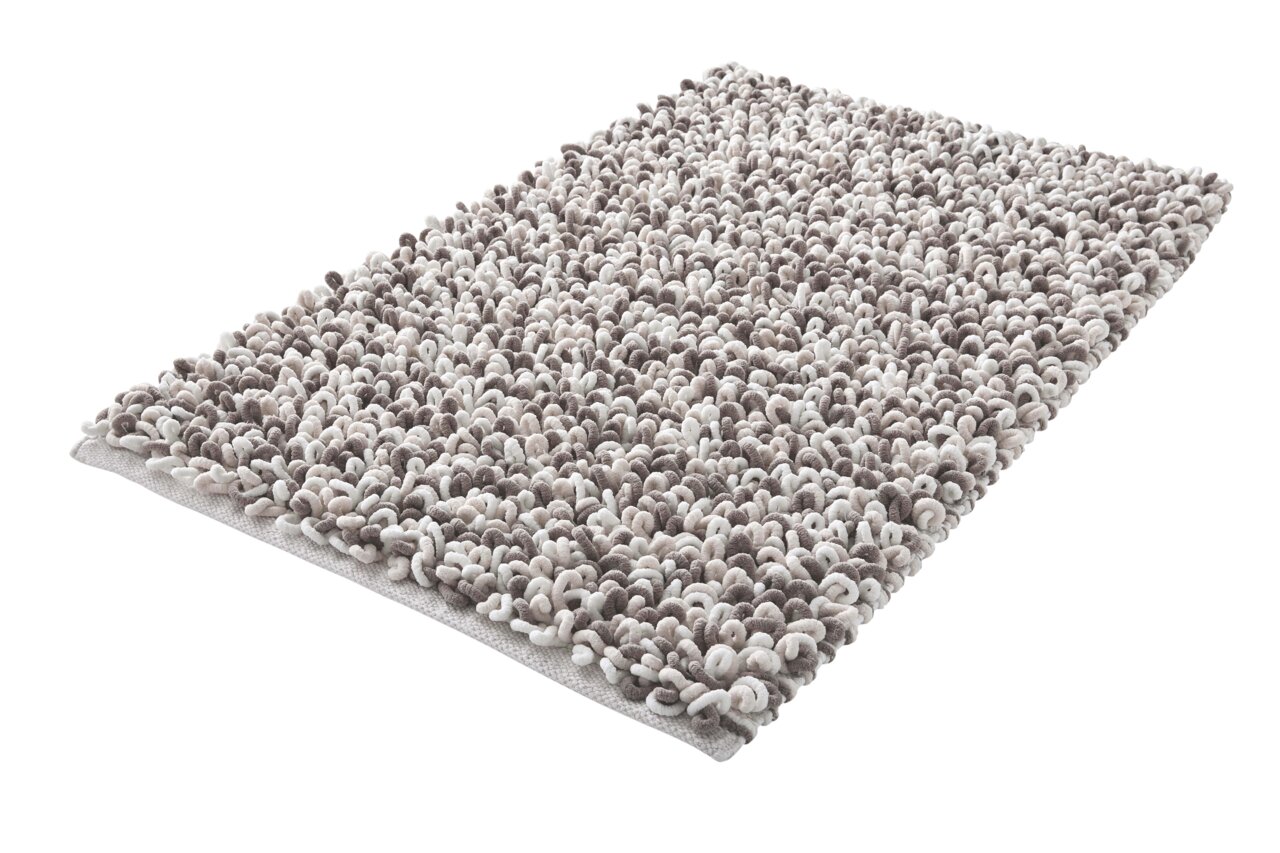Badkamertapijt van 60 x 90 cm in grijs en wit, gefotografeerd vanuit een zijaanzicht