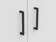 Nahaufnahme von zwei schwarzen Griffen an einer weißen Schranktür, frontal betrachtet.