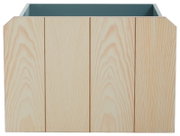 Frontansicht eines Schubladen-Sets aus hellem Holz mit natürlicher Maserung.