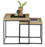 Zwei Satztische aus Holz mit schwarzem Metallgestell, dekoriert mit einer Vase und Büchern, seitliche Perspektive.